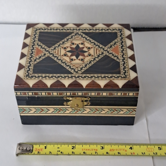 Vintage Wooden Lidded Trinket Box with Inlaid Marquetry in Geometric Design - Picture 3 of 7